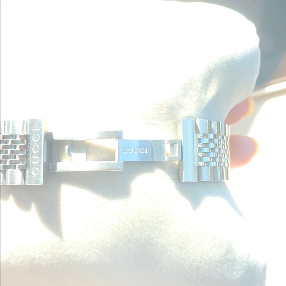 Lightly worn authentic Gucci watch with receipt. - Picture 4 of 7